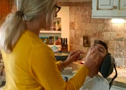 mamma che imbocca figlio